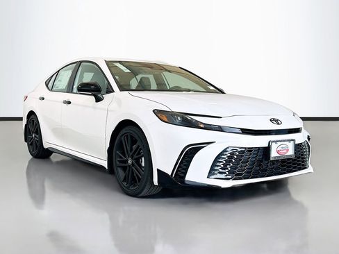 New 2026 Toyota Camry Hybrid FWD image 3