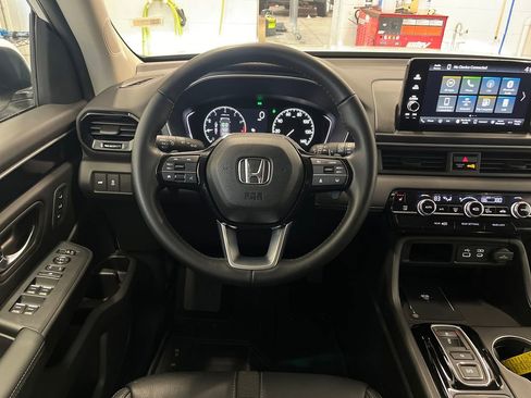 Used 2025 Honda Pilot EX-L image 19