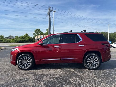 Used 2023 Chevrolet Traverse Premier w/ LPO, Floor Liner Package FWD image 6