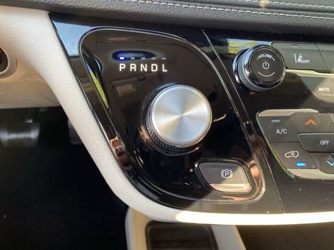 Used 2024 Chrysler Pacifica Limited FWD image 25