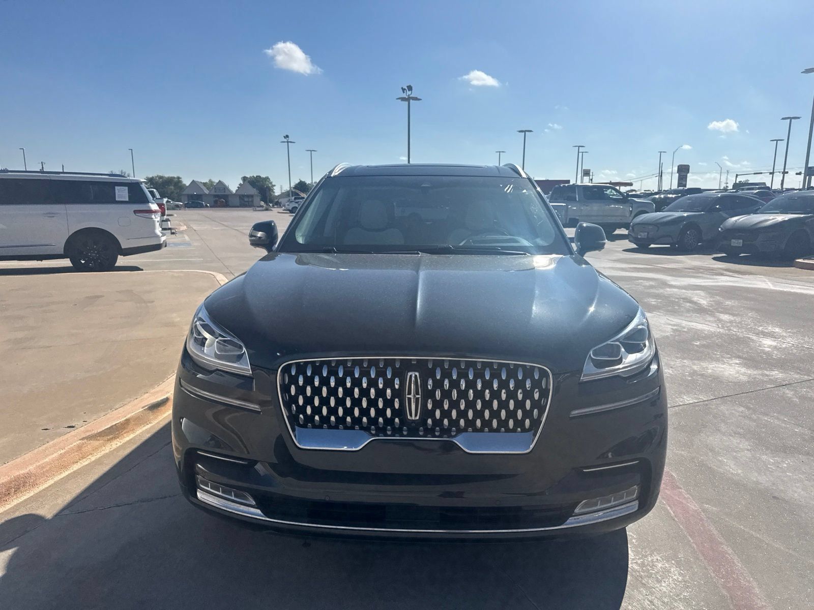 Used 2023 Lincoln Aviator Black Label w/ Class IV Trailer Tow Package AWD/4WD image 2