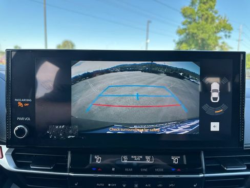 Used 2025 Toyota Sienna XLE AWD/4WD image 18