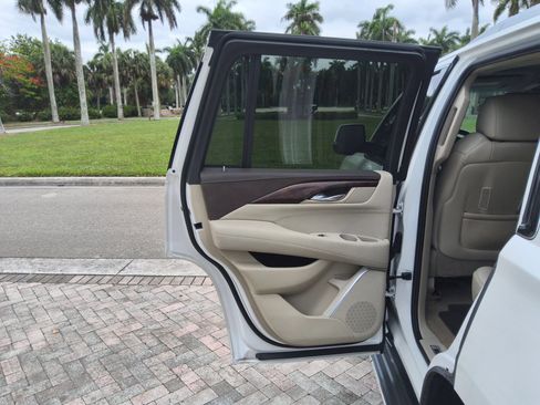 Used 2016 Cadillac Escalade Luxury RWD image 23