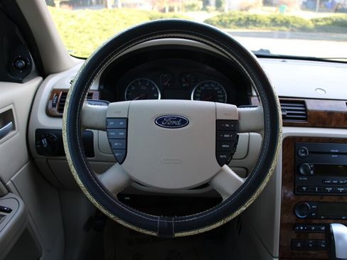 Used 2005 Ford Five Hundred SEL image 17
