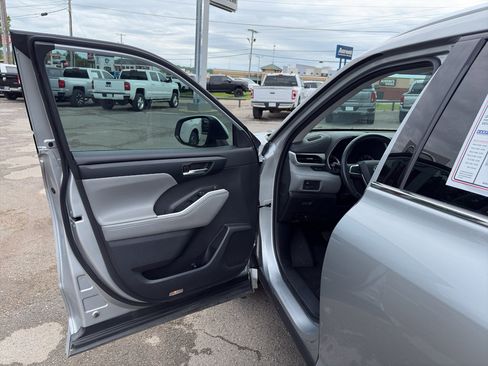 Used 2020 Toyota Highlander XLE FWD image 19