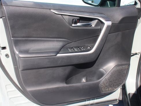 Used 2020 Toyota RAV4 XLE AWD/4WD image 10