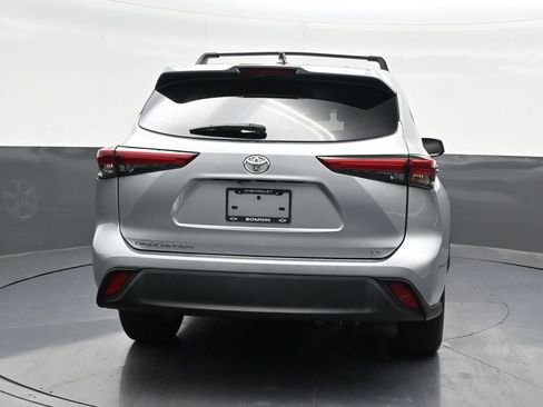 Used 2023 Toyota Highlander LE FWD image 4