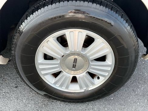 Used 2009 Lincoln Navigator 4WD image 9