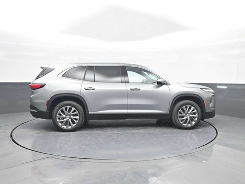 Used 2025 Buick Enclave Preferred w/ Power Package image 9