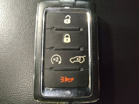 Used 2023 Jeep Grand Cherokee Laredo w/ Luxury Tech Group I AWD/4WD image 32