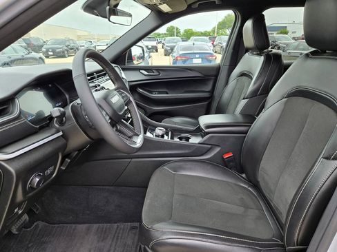 Used 2025 Jeep Grand Cherokee L Laredo RWD image 9