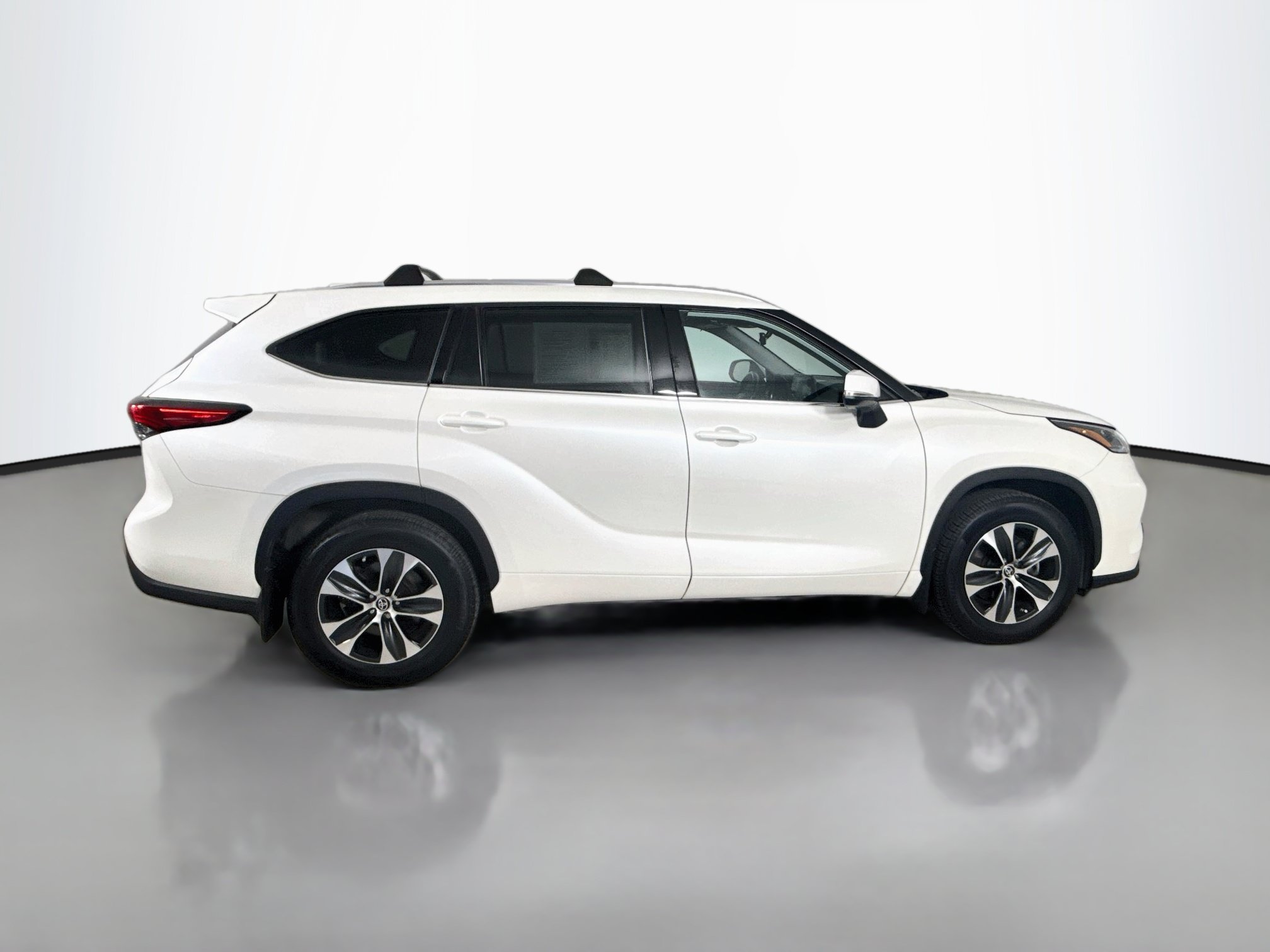 Used 2021 Toyota Highlander XLE AWD/4WD image 9