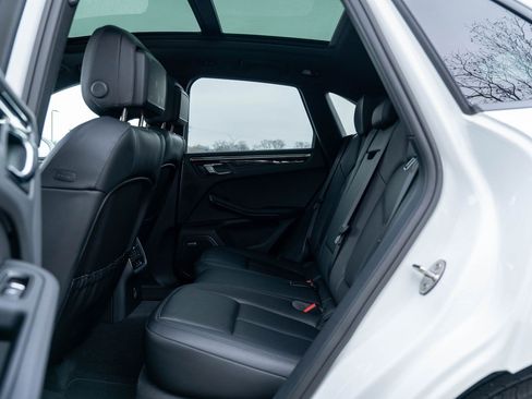 Certified 2025 Porsche Macan AWD/4WD image 35