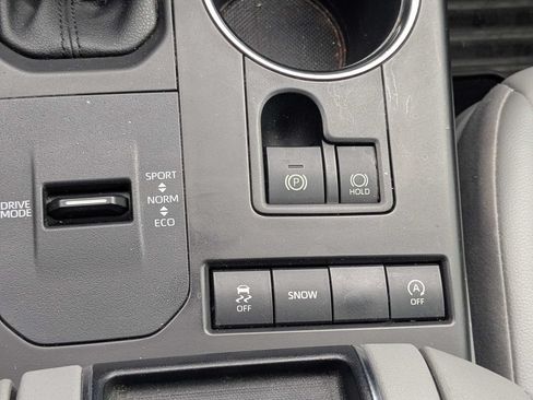 Used 2022 Toyota Highlander XLE FWD image 26
