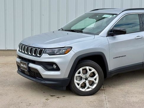Used 2025 Jeep Compass Latitude AWD/4WD image 2