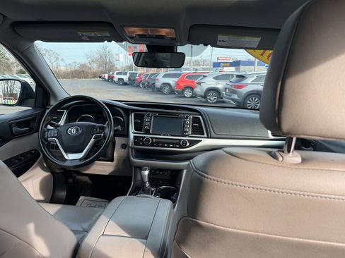 Used 2019 Toyota Highlander XLE image 18