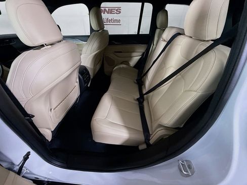 Used 2025 Jeep Grand Cherokee Limited image 27