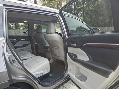 Used 2015 Toyota Highlander Limited Platinum image 15