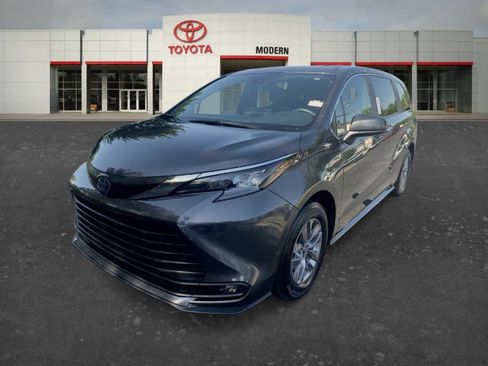 Certified 2025 Toyota Sienna XLE FWD image 1