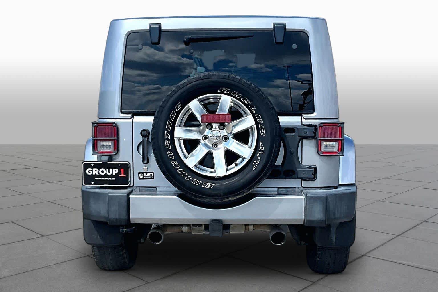 Used 2017 Jeep Wrangler Unlimited Sahara w/ Connectivity Group AWD/4WD image 5