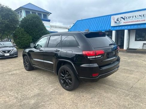 Used 2017 Jeep Grand Cherokee Altitude AWD/4WD image 7