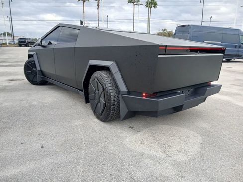 Used 2024 Tesla Cybertruck AWD Crew Cab image 4
