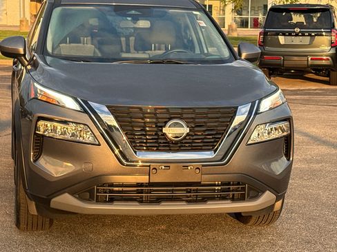Used 2023 Nissan Rogue SV AWD/4WD image 3