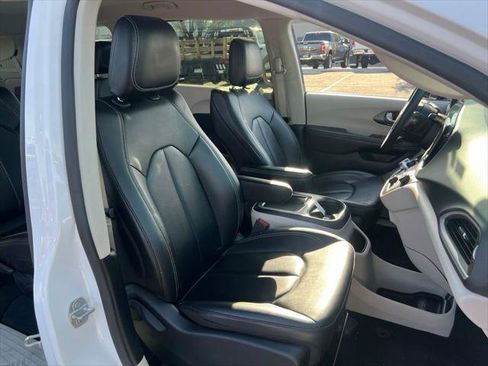Certified 2024 Chrysler Pacifica Touring-L FWD image 18