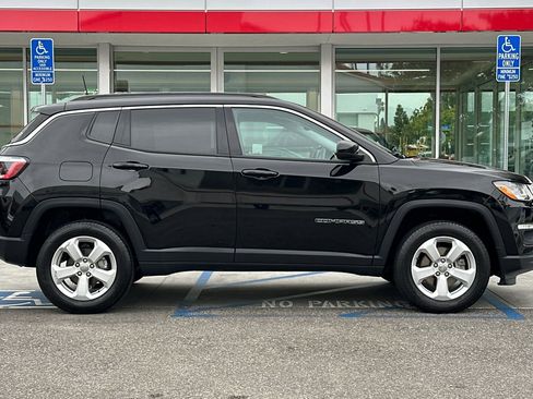 Used 2020 Jeep Compass Latitude w/ Cold Weather Group AWD/4WD image 3