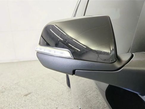 Used 2023 Chevrolet Traverse LT FWD image 18