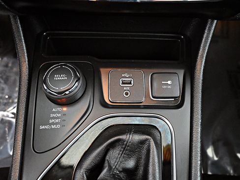 Used 2020 Jeep Cherokee Limited image 19