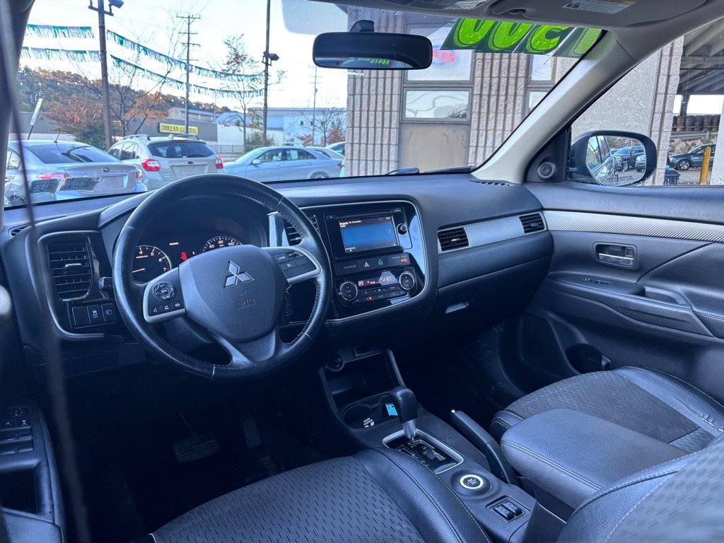 Used 2015 Mitsubishi Outlander SE AWD/4WD image 2