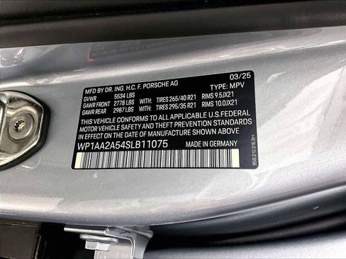 Used 2025 Porsche Macan image 36