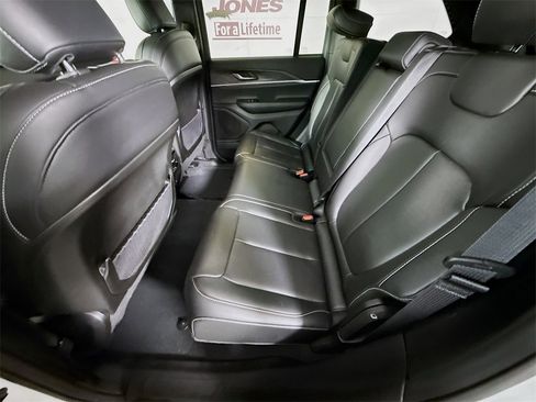 Certified 2025 Jeep Grand Cherokee Limited w/ Black Appearance Package image 27