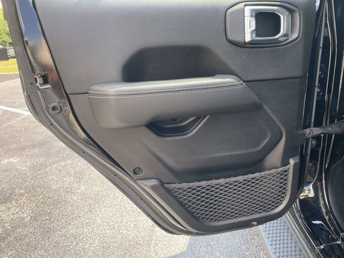 Used 2021 Jeep Wrangler Unlimited Sahara AWD/4WD image 16