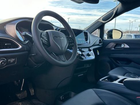 New 2026 Chrysler Pacifica Select w/ S Appearance Package image 8