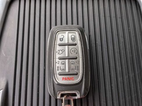 Used 2023 Chrysler Pacifica Touring-L FWD image 33