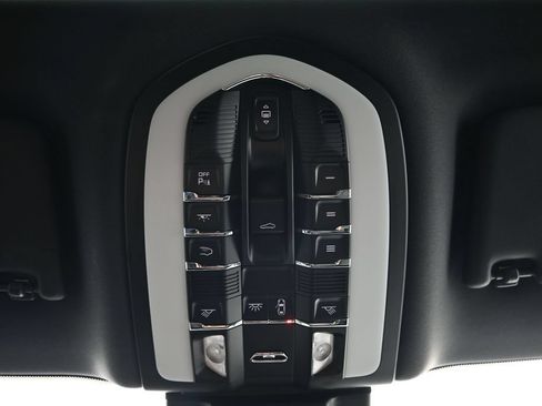 Used 2025 Porsche Macan AWD/4WD image 27