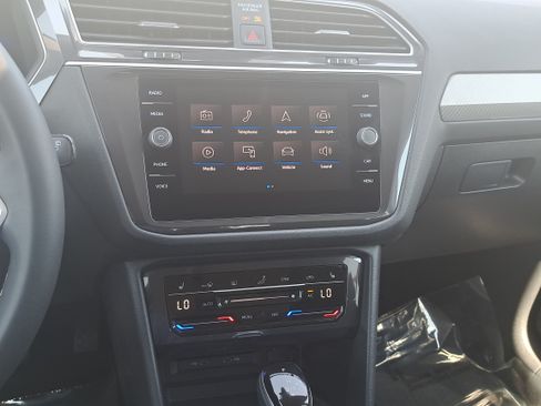 Used 2023 Volkswagen Tiguan SE FWD image 21