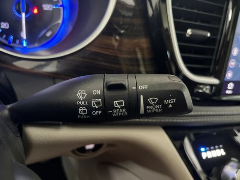 Used 2023 Chrysler Pacifica Limited FWD image 61