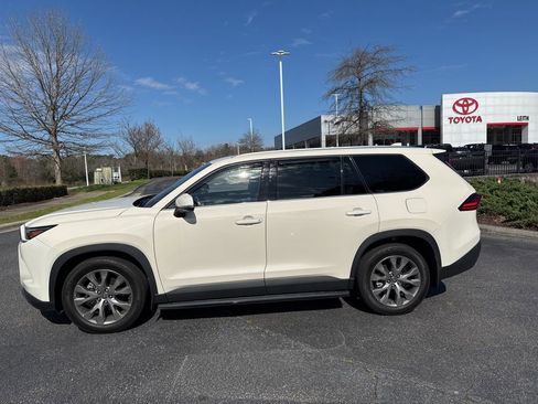 Used 2024 Toyota Grand Highlander Limited image 3