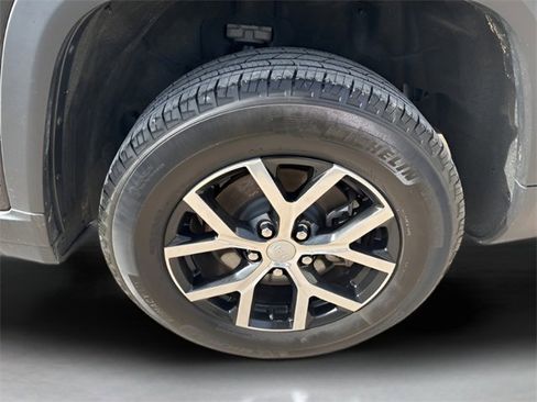 Used 2024 Jeep Grand Cherokee L Limited w/ Luxury Tech Group II image 9