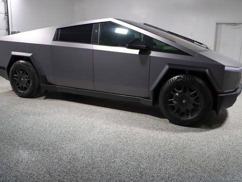 Used 2024 Tesla Cybertruck AWD Crew Cab image 6