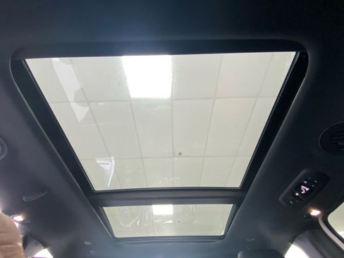 Used 2025 Chrysler Pacifica Limited FWD image 18