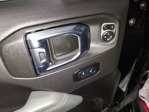 Used 2025 Jeep Gladiator Mojave image 19