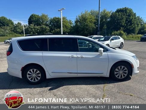 Used 2017 Chrysler Pacifica Touring-L FWD image 6