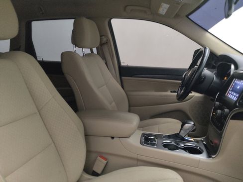 Used 2019 Jeep Grand Cherokee Laredo AWD/4WD image 21