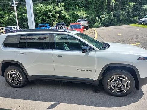 Used 2026 Jeep Cherokee Laredo AWD/4WD image 6