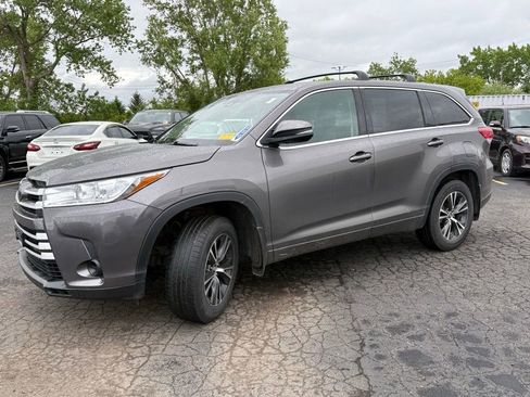 Used 2017 Toyota Highlander LE w/ Carpet Mat Package FWD image 3
