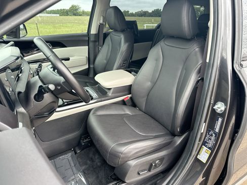 Used 2023 Kia Carnival SX FWD image 11
